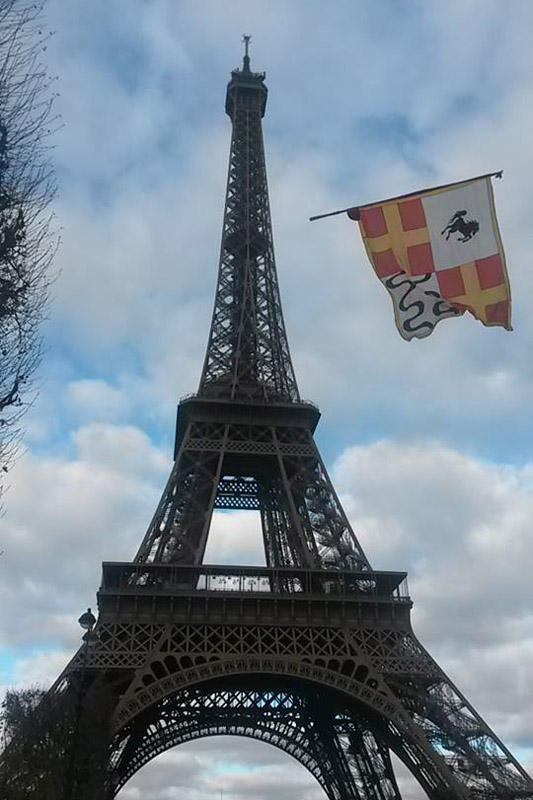 la bandiera di Arezzo vola davanti alla Tour Eiffel